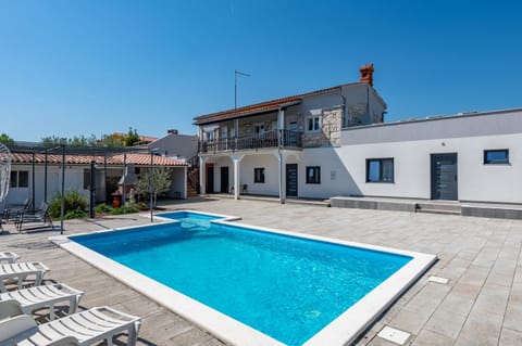 Property building, Patio, Day, Pool view, Swimming pool, sunbed