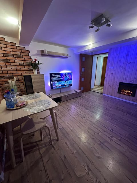 Communal lounge/ TV room, Living room, Seating area, Evening entertainment