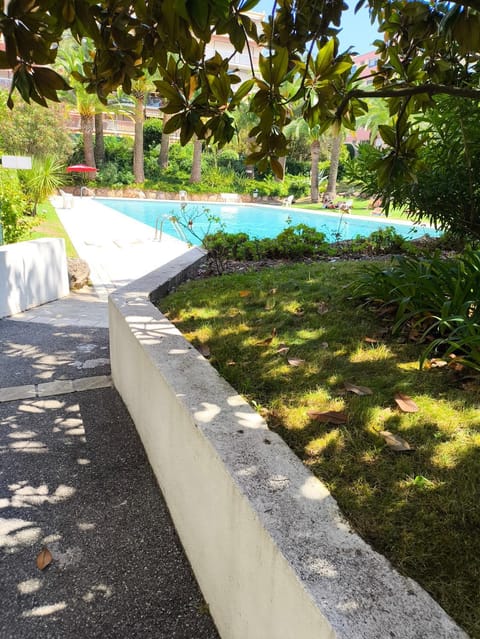 Home2Sea - Piscine, Jardin, studio cabine, 1 canapé lit convertible 2 ADULTES, 1 lit superposé triple 3 ENFANTS ou ADOS Cabin in French Riviera