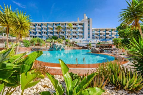 Property building, Spring, Day, Natural landscape, Pool view, Swimming pool, sunbed