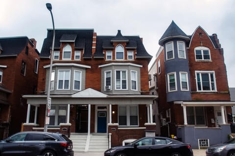 Property building, Day, Neighbourhood, Street view, Entertainment, Location, Parking
