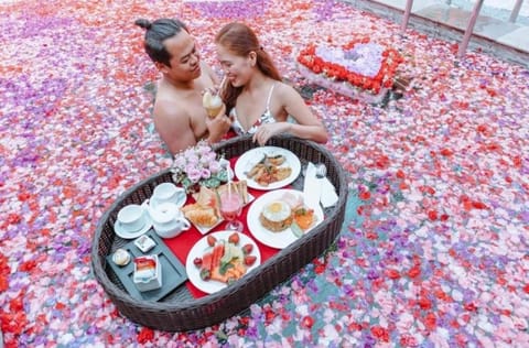 People, Food and drinks, Food, Guests, Dinner