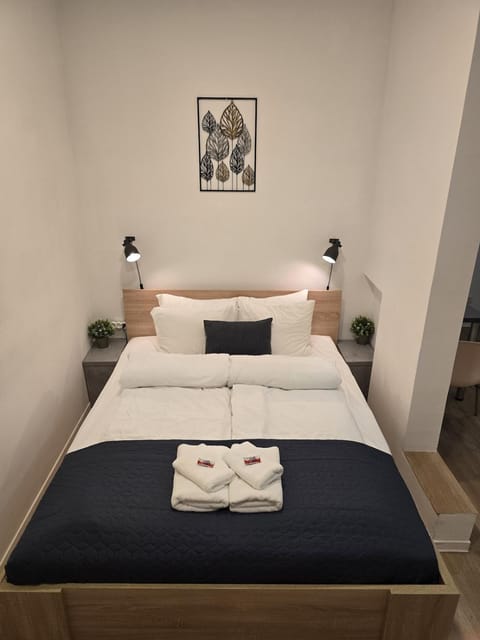 Bed, Bedroom, towels