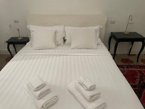 Bedroom, towels