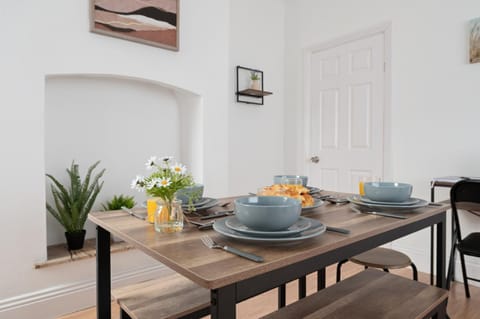 Food and drinks, Seating area, Dining area, Food