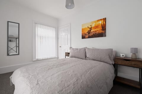 Bed, Photo of the whole room, Bedroom