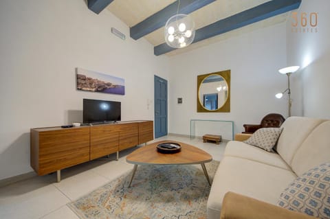 Communal lounge/ TV room, TV and multimedia, Living room, Seating area, Evening entertainment