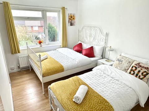 Communal lounge/ TV room, Bed, TV and multimedia, Bedroom