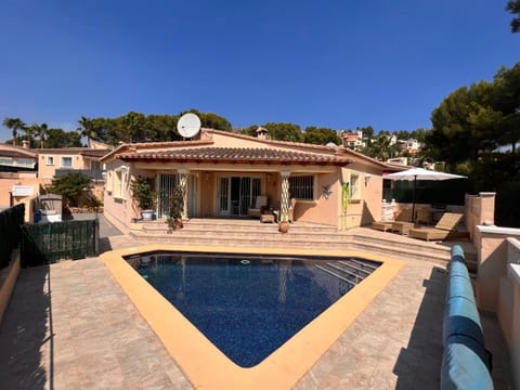 Property building, Patio, Day, Balcony/Terrace, Pool view, Swimming pool, sunbed