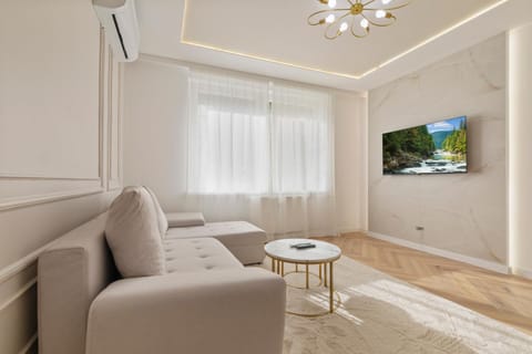 TV and multimedia, Living room, Seating area, Evening entertainment, air conditioner