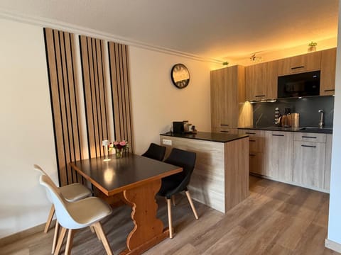 Kitchen or kitchenette, Dining area, oven, stove