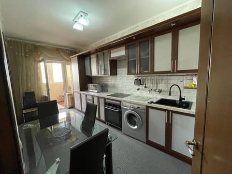 Kitchen or kitchenette, Dining area, oven, stove