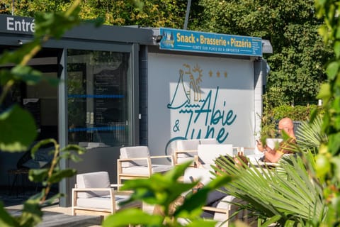 Restaurant/places to eat, Balcony/Terrace