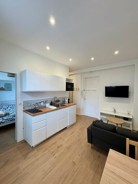 TV and multimedia, Kitchen or kitchenette, Dining area, stove