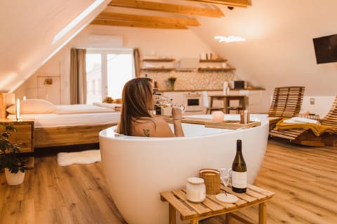 Bed, Natural landscape, Hot Tub, TV and multimedia, Living room, Seating area, Bedroom, Bath