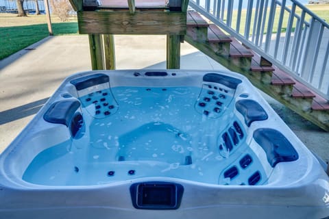 Hot Tub, Dock and Views Waterfront Home in Cadiz! House in Lake Barkley