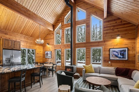 Alpine Retreat at Snoqualmie Pass- 5-Min to Slopes, Private Creek, BBQ, Fireplace, Smart TVs, Kids Games, Hi-Speed Wi-Fi House in Snoqualmie Pass