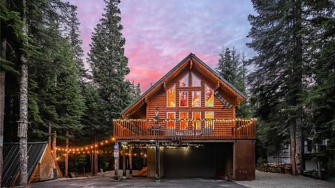 Alpine Retreat at Snoqualmie Pass- 5-Min to Slopes, Private Creek, BBQ, Fireplace, Smart TVs, Kids Games, Hi-Speed Wi-Fi House in Snoqualmie Pass