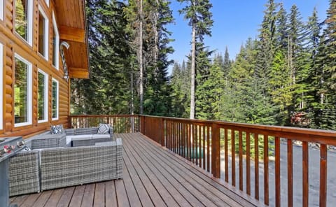Alpine Retreat at Snoqualmie Pass- 5-Min to Slopes, Private Creek, BBQ, Fireplace, Smart TVs, Kids Games, Hi-Speed Wi-Fi House in Snoqualmie Pass