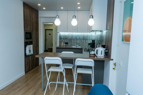 Coffee/tea facilities, Kitchen or kitchenette, Dining area, oven