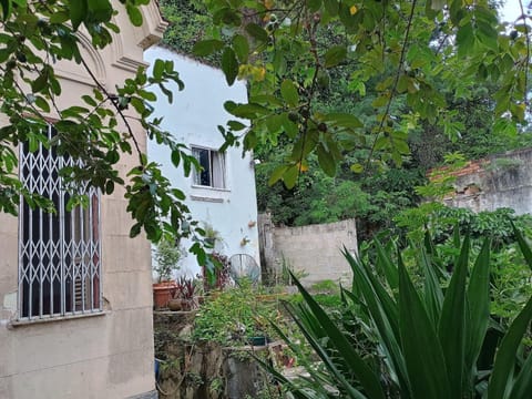 Quiet Old House with Garden in Botafogo House in Santa Teresa