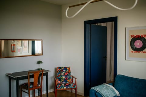 Bed, Living room, Photo of the whole room, Seating area, Dining area