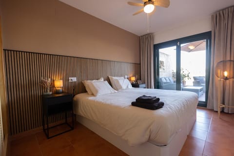 Bed, Photo of the whole room, cot, air conditioner
