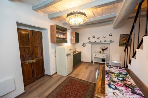 Kitchen or kitchenette, Internal: Not applicable to any particular room