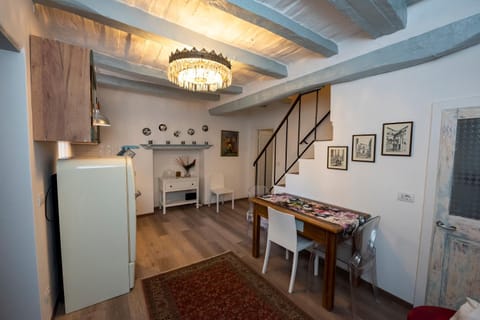 Facade/entrance, kitchen, Internal: Not applicable to any particular room