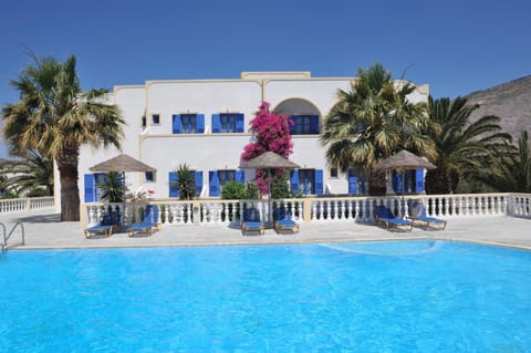 Property building, Property building, Day, Swimming pool, Swimming pool