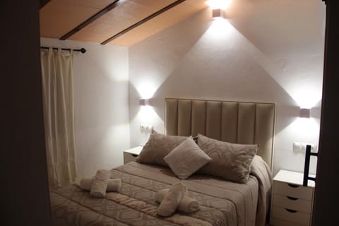 Bed, Living room, Photo of the whole room, Bedroom, towels