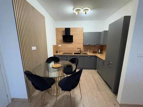 TV and multimedia, Kitchen or kitchenette, Living room, Seating area, Dining area, stove