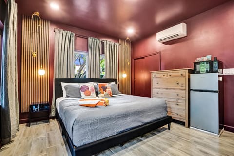 Kiki 5 - Men's Clothing optional Guest Houses Bed and Breakfast in Wilton Manors