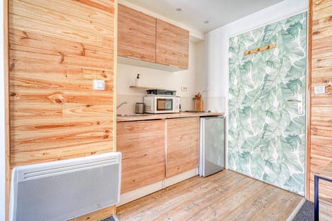 Kitchen or kitchenette, stove