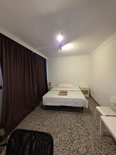 HABITACIÓN privada centro málaga cerca tren María Zambrano y playa muy buena conexión WiFi Vacation rental in Malaga