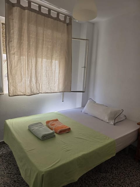 HABITACIÓN privada centro málaga cerca tren María Zambrano y playa muy buena conexión WiFi Vacation rental in Malaga