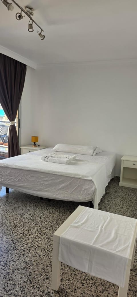 HABITACIÓN privada centro málaga cerca tren María Zambrano y playa muy buena conexión WiFi Vacation rental in Malaga