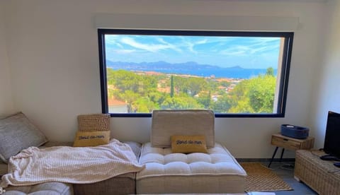 Communal lounge/ TV room, Natural landscape, Living room, Sea view