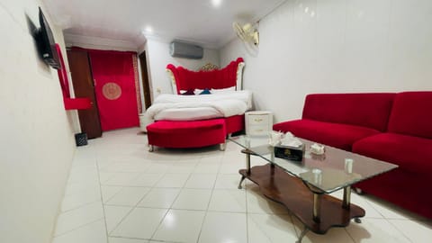 TV and multimedia, Living room, Photo of the whole room, Bedroom