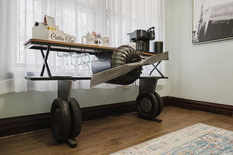 Coffee/tea facilities, Lounge or bar, Dining area