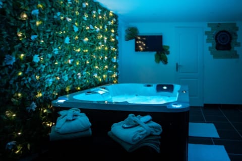 Hot Tub, Hot Tub, towels