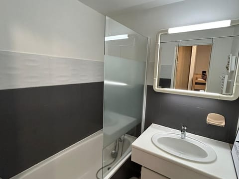 Studio confortable pour 5 personnes au pied des pistes de Super Besse - FR-1-814-3 Apartment in Besse-et-Saint-Anastaise