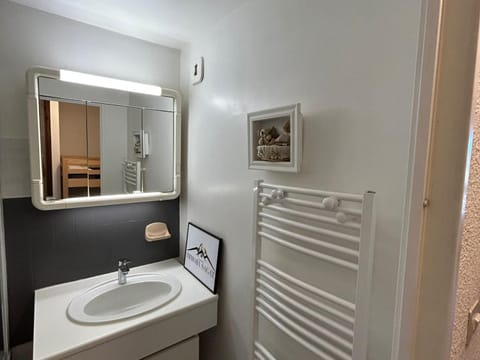 Studio confortable pour 5 personnes au pied des pistes de Super Besse - FR-1-814-3 Apartment in Besse-et-Saint-Anastaise