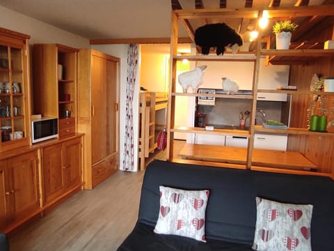 Studio confortable pour 5 personnes au pied des pistes de Super Besse - FR-1-814-3 Apartment in Besse-et-Saint-Anastaise