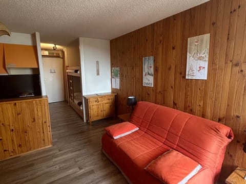 Studio au Cœur de Super Besse avec Balcon Sud et Parking - FR-1-814-19 Apartment in Besse-et-Saint-Anastaise
