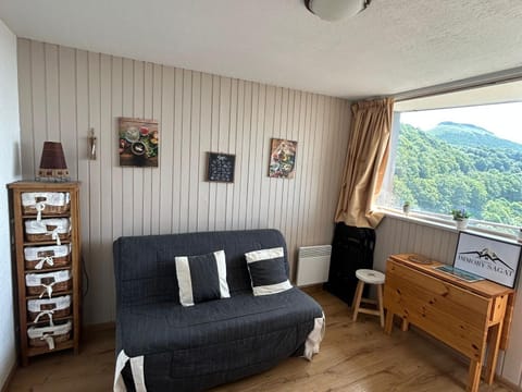 Studio à Super Besse au pied des pistes - FR-1-814-27 Apartment in Besse-et-Saint-Anastaise