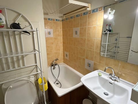 Studio à Super Besse au pied des pistes - FR-1-814-27 Apartment in Besse-et-Saint-Anastaise