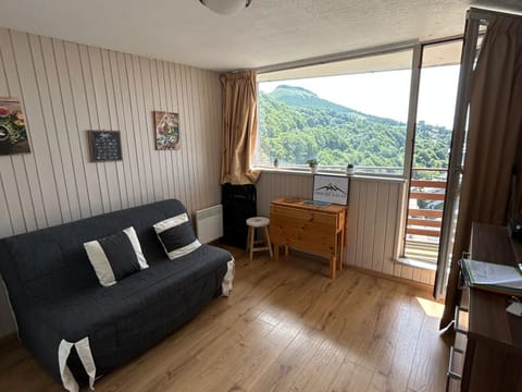 Studio à Super Besse au pied des pistes - FR-1-814-27 Apartment in Besse-et-Saint-Anastaise