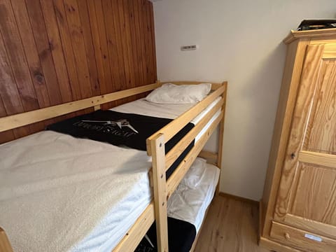 Studio à Super Besse au pied des pistes - FR-1-814-27 Apartment in Besse-et-Saint-Anastaise