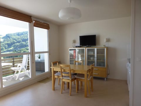 Appartement 6 pers, Wi-Fi, proche pistes ski, garage privé, vue lac et montagnes - FR-1-814-24 Apartment in Besse-et-Saint-Anastaise